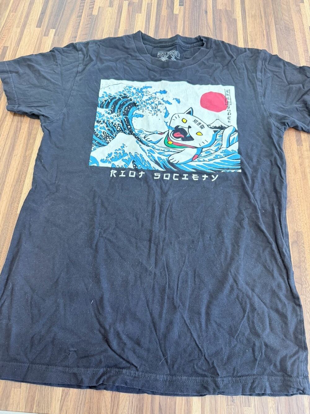 Riot Society SUGEE Maneki-neko Cat Wave Black Graphic Cotton Crew Neck T-Shirt S